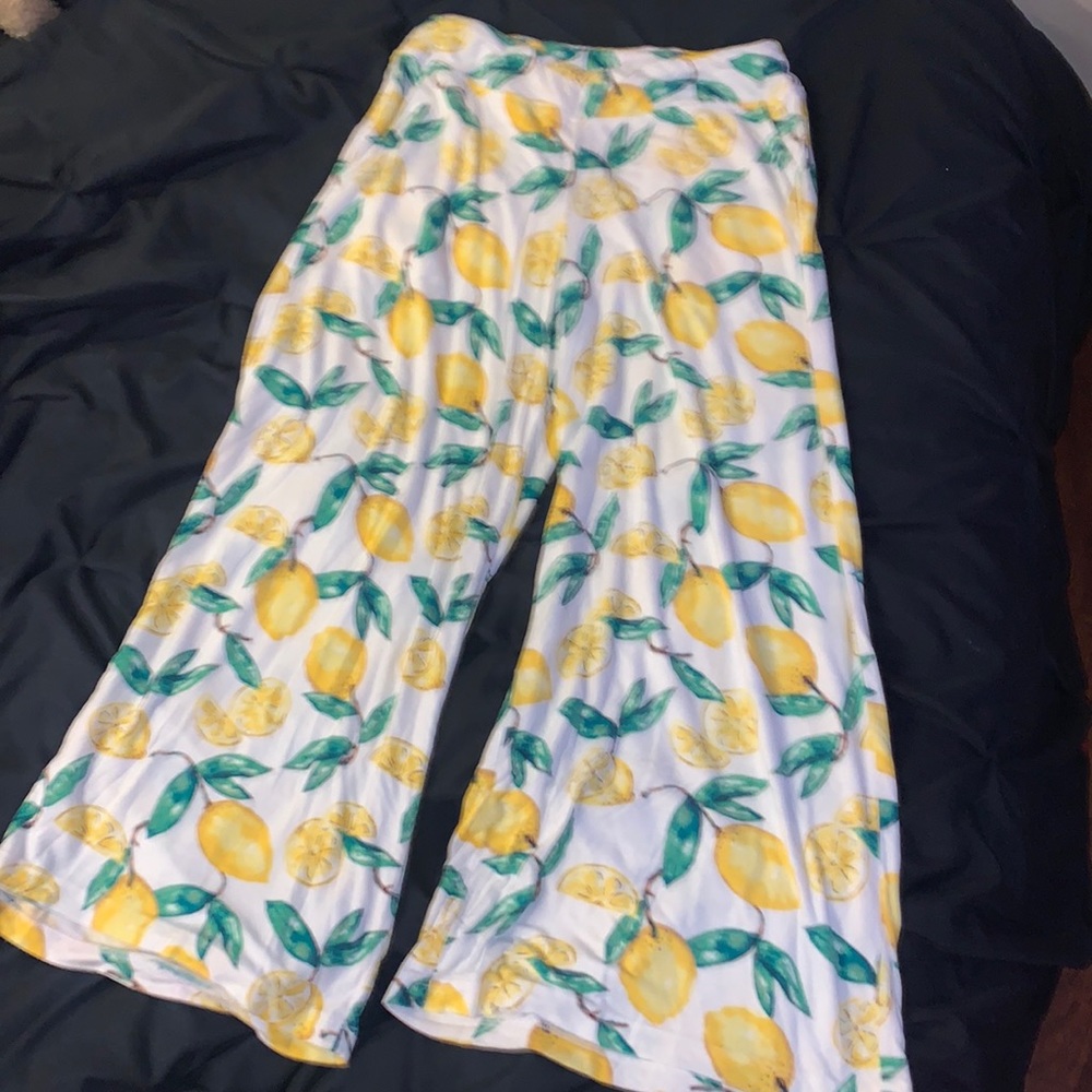 Soma Capri Flowing pants with lemon design